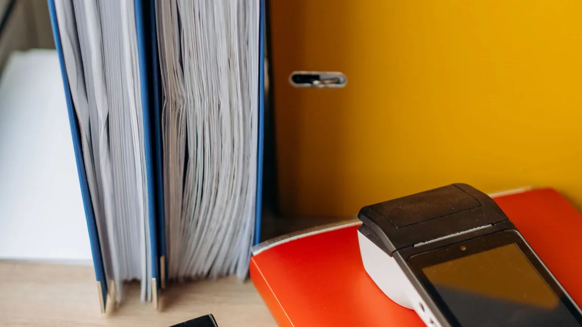 Pastas e documentos arquivados sobre a mesa do escritório