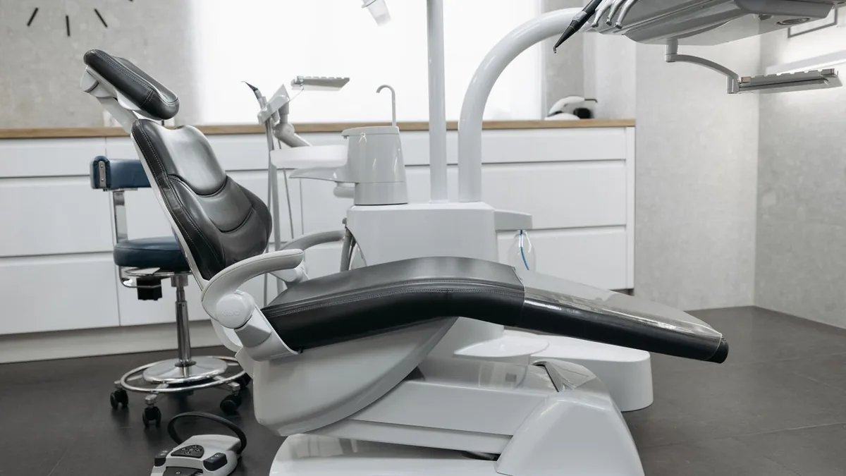 Cadeira e equipamentos de um consultório odontológico vazio