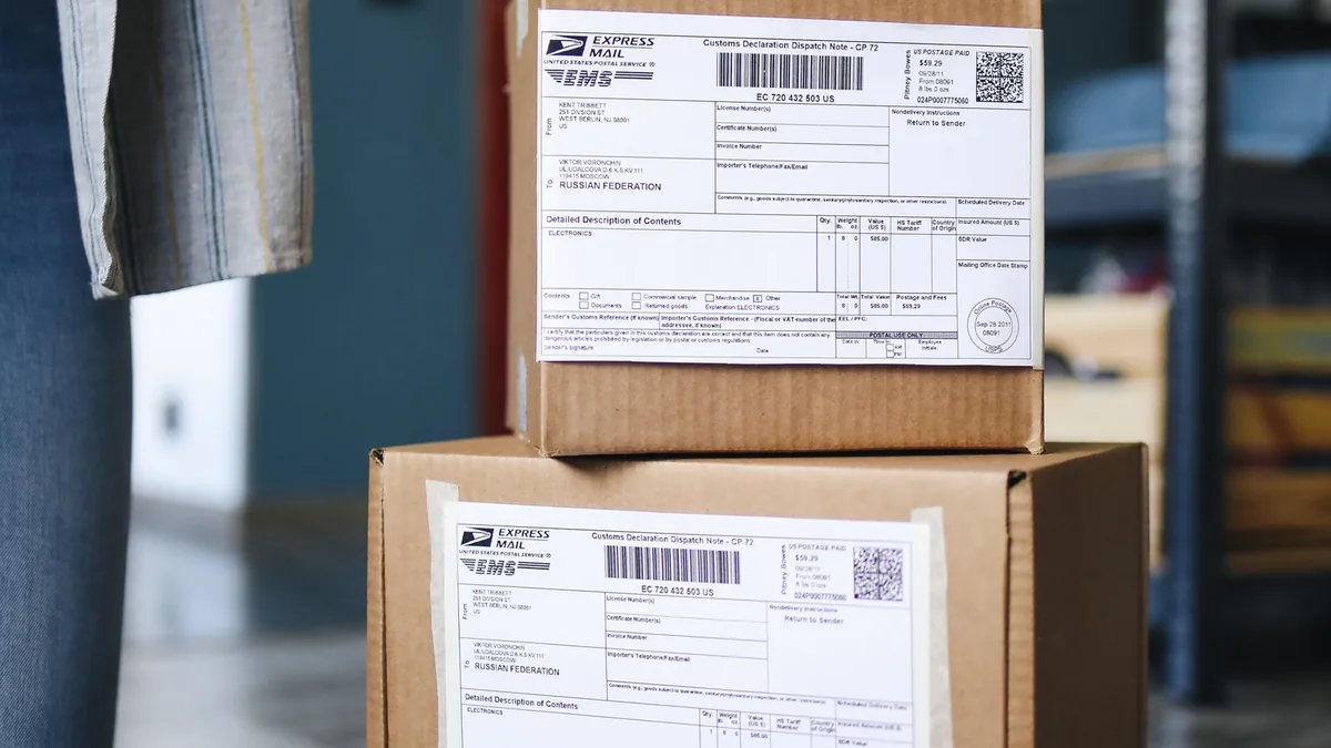 Pilha de caixas de papelão com etiquetas de envio prontas para despacho