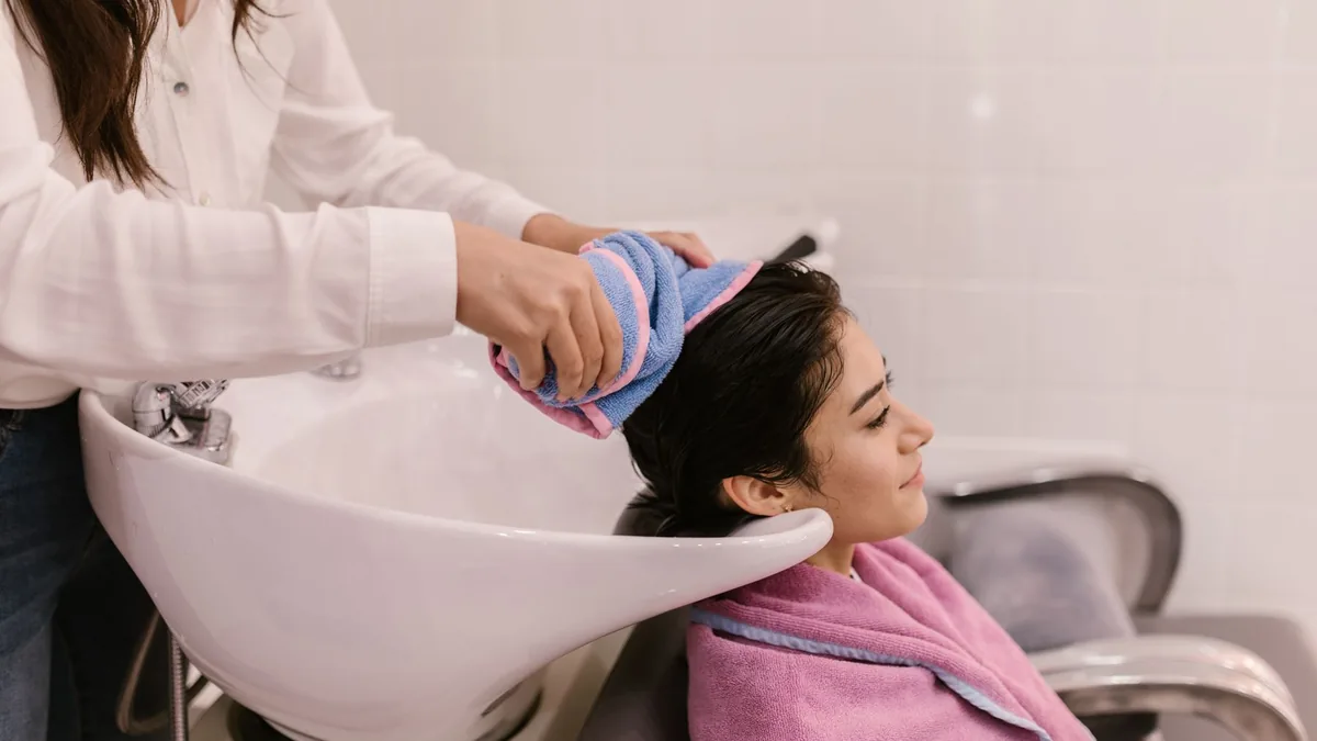 Lavagem de cabelo no lavatório de um salão de beleza moderno