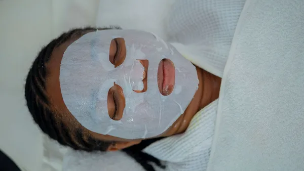 Cliente recebendo tratamento facial em clínica de estética