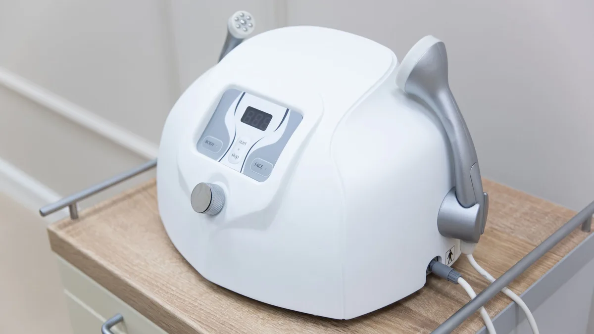 Equipamento de estética sobre a bancada da sala de atendimento
