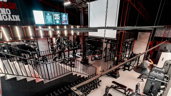 Salão de musculação de uma academia com equipamentos