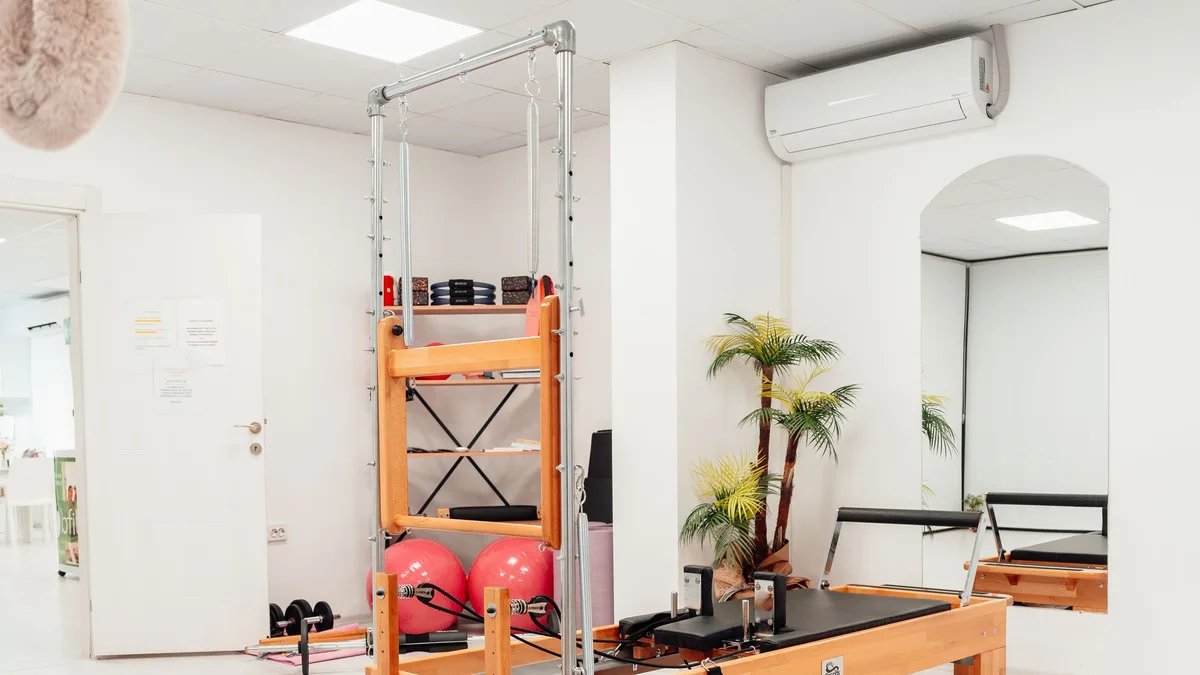 Estúdio de Pilates com aparelhos e sala preparada
