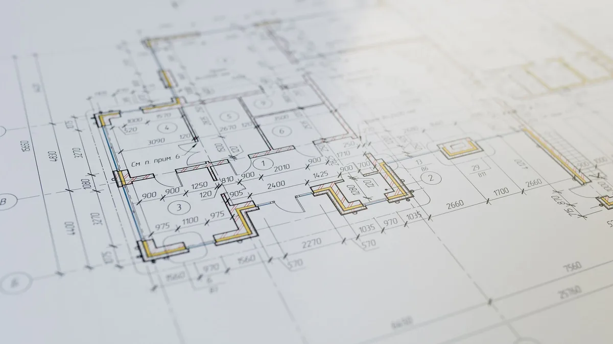 Planta baixa de projeto impressa sobre a mesa