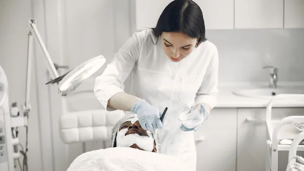 Profissional de estética preparando o material antes de um procedimento