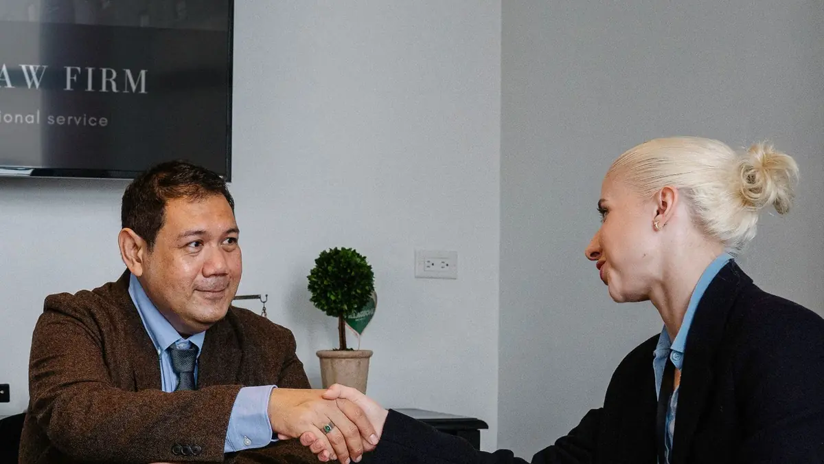 Reunião entre advogados na sala de reuniões do escritório
