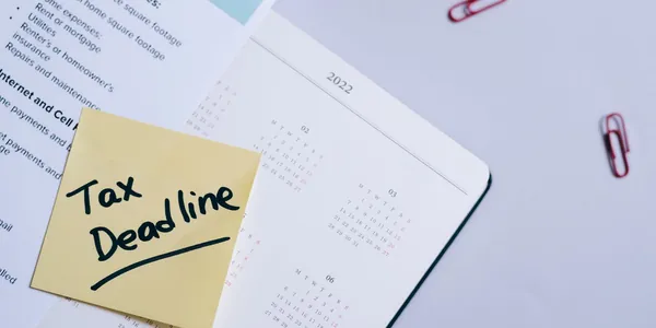 Calendário com lembrete de prazo tributário ao lado de documentos fiscais