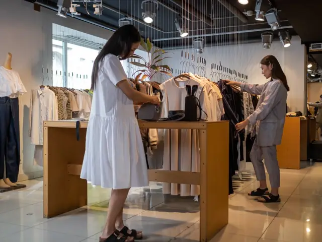Clientes em loja de roupas