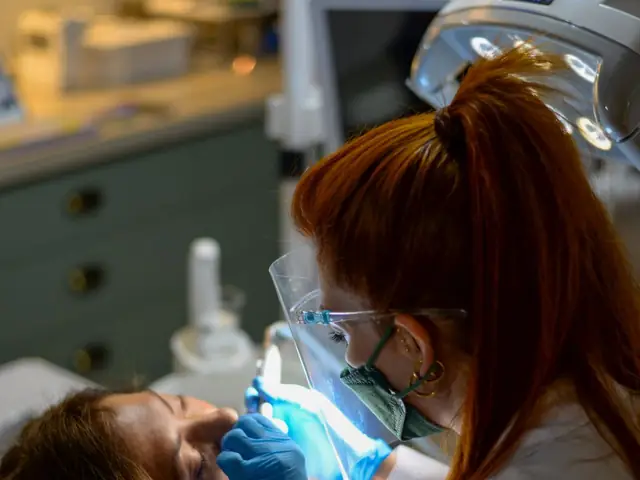 Dentista atendendo paciente em consultório
